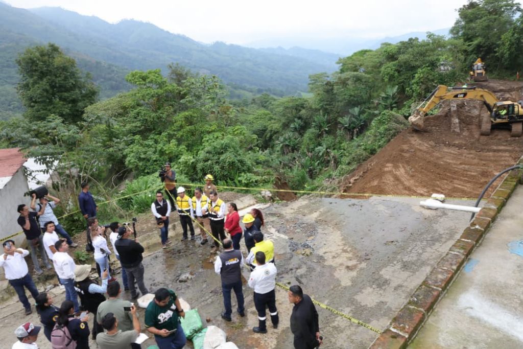 El gobernador Alejandro Armenta supervisa trabajos, tras afectaciones por lluvias en la Sierra Norte de Puebla.