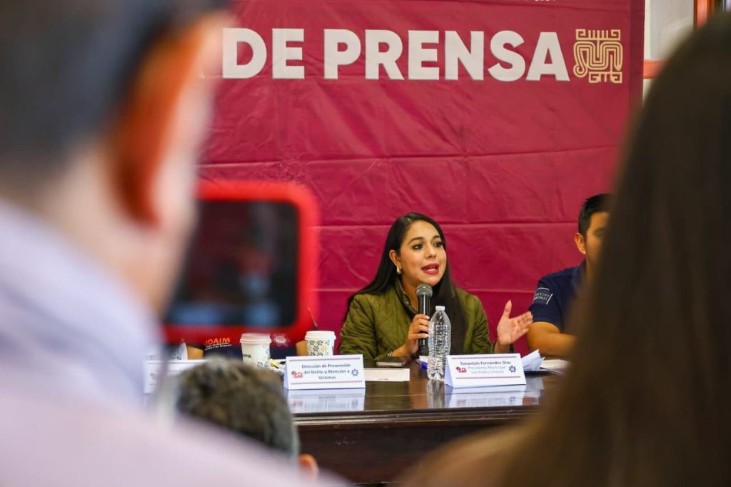 Tonantzin Fernández, presidenta municipal de San Pedro Cholula, en conferencia de prensa.