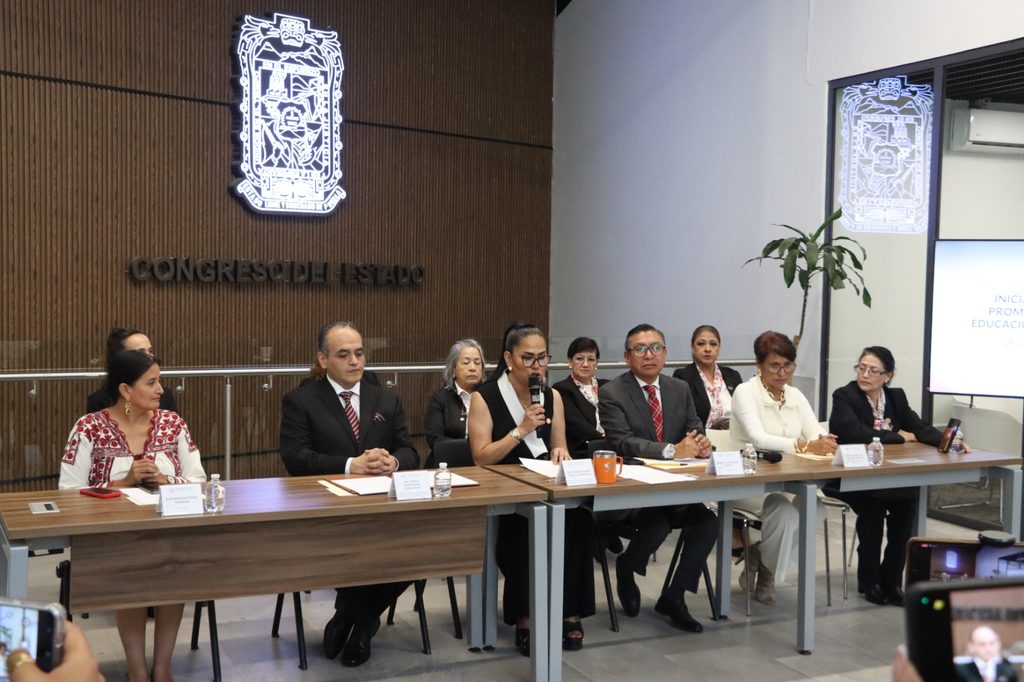 Diputada local Fedrha Isabel Suriano Corrales en conferencia, en el Congreso del Estado de Puebla.
