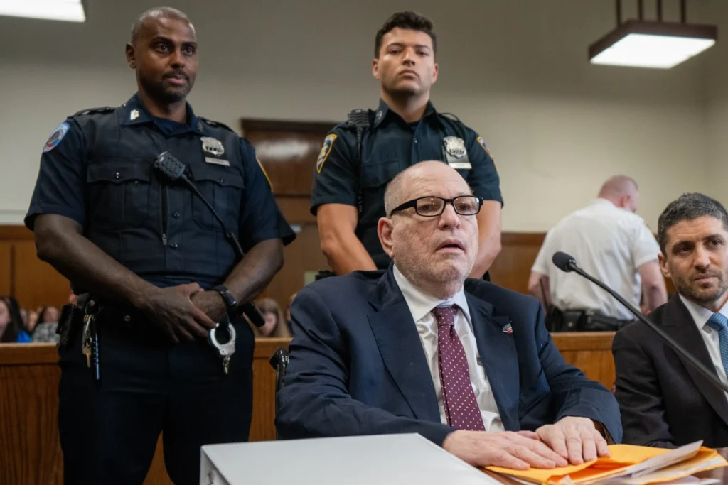 Harvey Weinstein comparece ante el Tribunal de Manhattan para la lectura de su sentencia.
