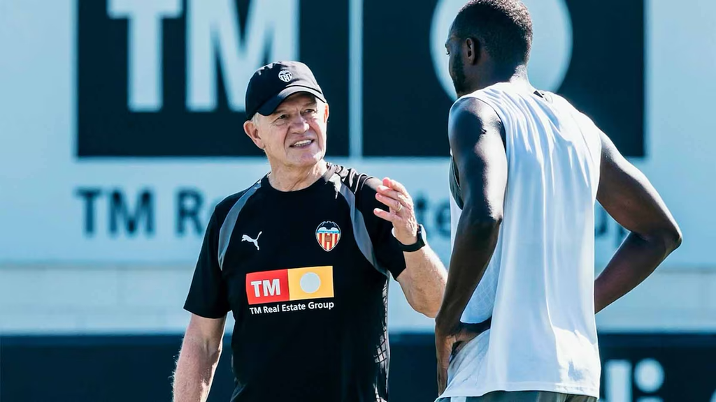 Javier Aguirre en su primer entrenamiento como director técnico del Valencia.