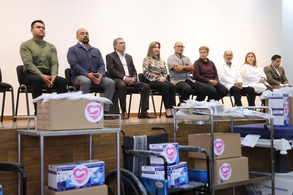 Ceci Arellano, realiza entrega simbólica de instrumental, insumos y equipo médico.